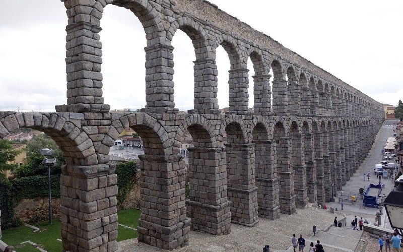 A photo of the Roman aqueduct in Segovia on a cloudy day